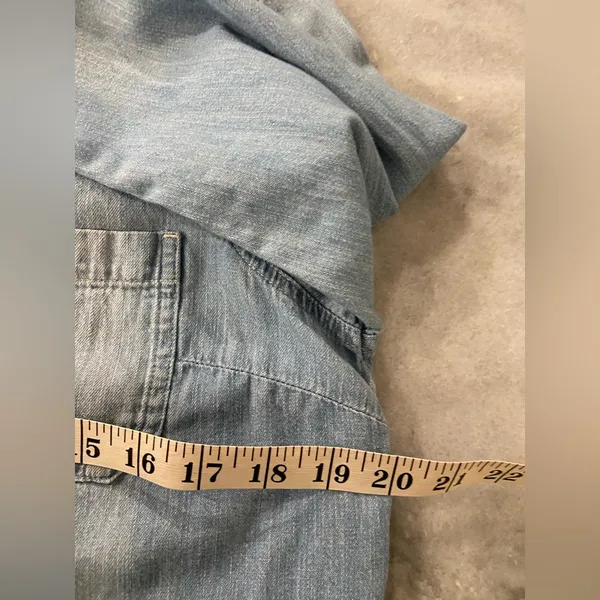 Old Navy Size M The Classic Shirt Light Wash Denim Jean Button Down Collared - Image 10