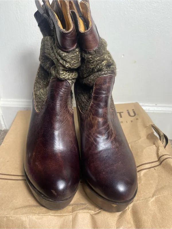 BED STU Bruges Teak Rustic Brown Leather Bootie Boots Slouch Wooden Wedge Sz 8.5 - Image 3