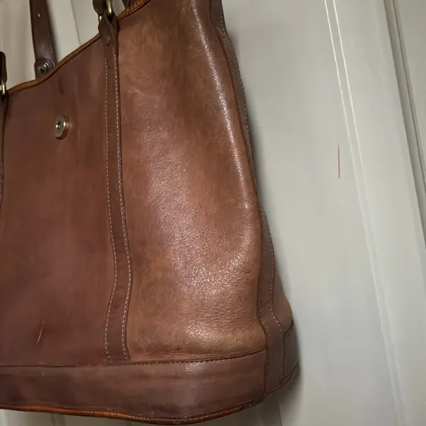 leather shoulder bag in brown. Definitely needs a good cleaning inside. - Image 5