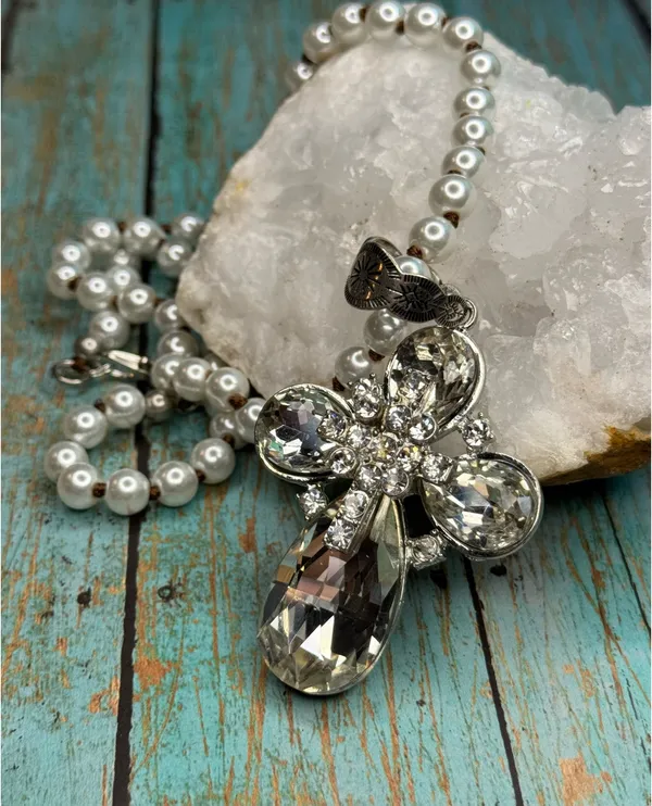 Crystal cross necklace on fashion pearl chain - Image 3