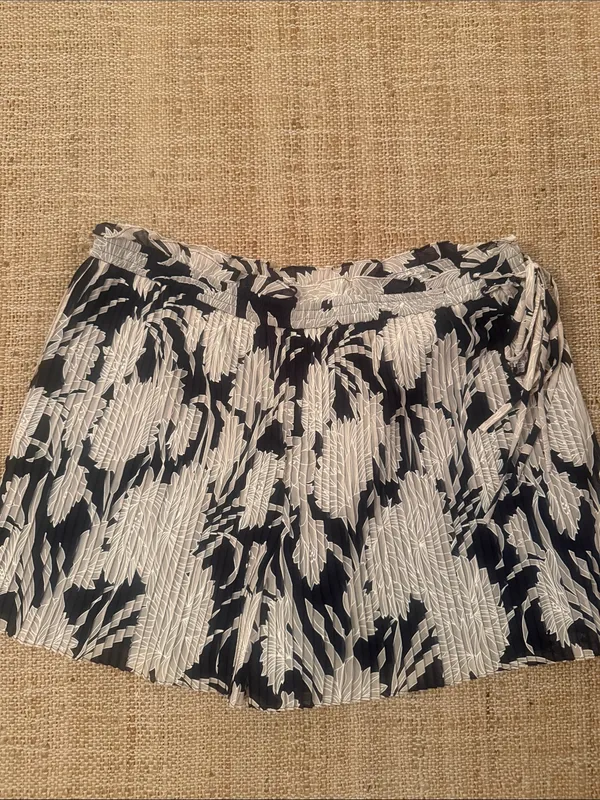 Club Monaco Katya Floral Pleated Short Navy Cream Size 10 - Image 2