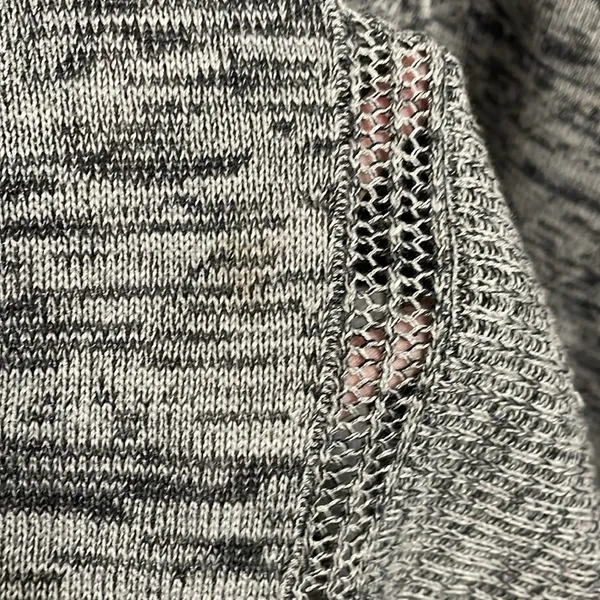 Lululemon Breeze Easy Wrap in Heathered Light Grey & Deep Coal - Image 8