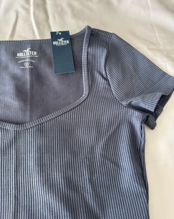 Hollister Light Blue Rib Knit Cropped Tee - Image 3
