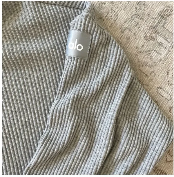 Alo Muse Yoga Sweatpants and sweatshirt set  - Image 6