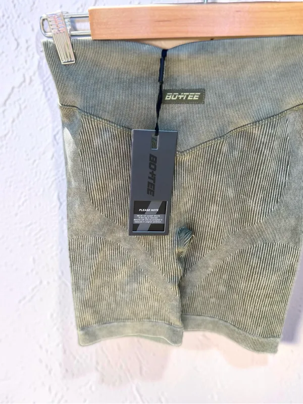 NWT Bo+Tee Seamless Ribbed Biker Shorts - Khaki - Size Small - Image 4