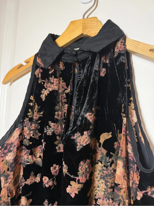 Gimmicks by BKE Black Floral Velvet Sleeveless Tunic - Image 2
