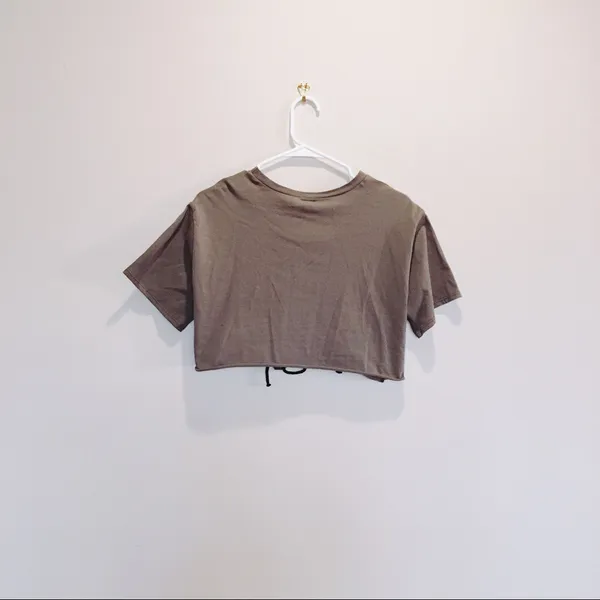 Military green tie front graphic cropped Top - Image 3