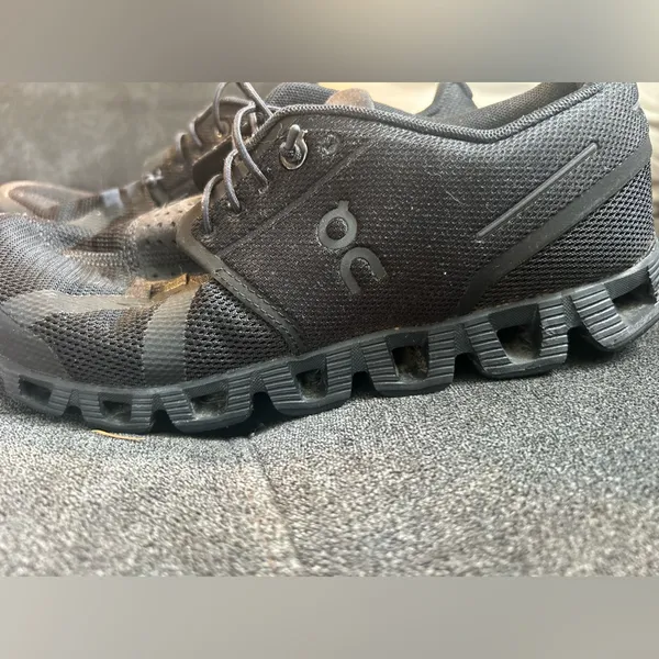On Running woman’s Athletic Shoes Black Size 8 - Image 3