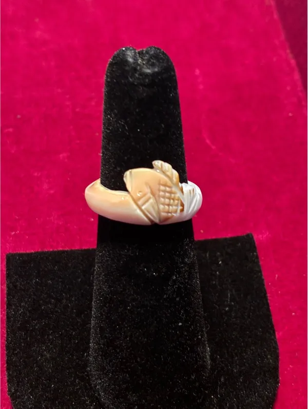 Vintage Hand-Carved Natural Shell Fish Ring Sz 5.5 - Image 5
