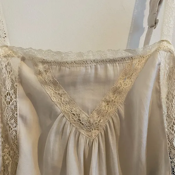 Urban Outfitters Cream Lace Trim Cropped Camisole Size Small - Image 7