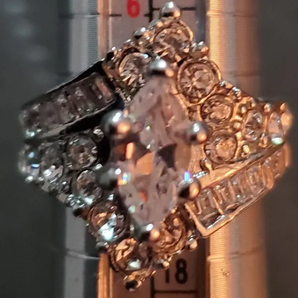NWT Gorgeous Sparkly Silver Cocktail Ring - Image 6