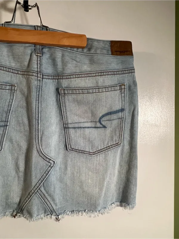 American‎ Eagle Women’s Size 14 Denim Mini Skirt Cut Off Light Wash Distressed - Image 8