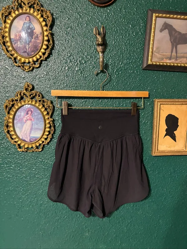 Lululemon Nulu and Mesh High-Rise Yoga Short 3.5" Sz 2 Black - Image 3