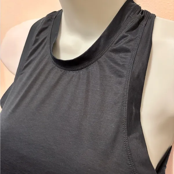 Vuori Crewneck Racerback Waist Length Tank Black Sz M Relaxed Fit Performance - Image 4