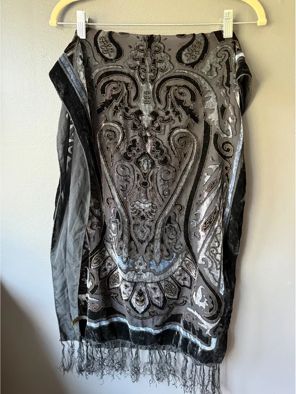 Elegant Black and Gray Velvet Paisley Shawl with Fringe - Image 2