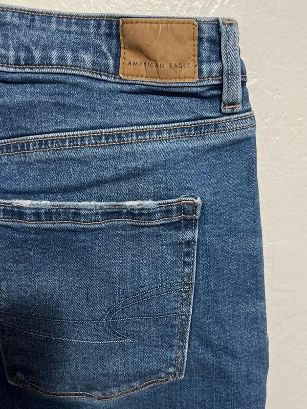 #28 NWOT American Eagle Outfitters Strigid Blue Denim Mom Jeans Size 8R - Image 4