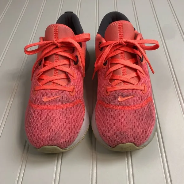 Nike React legend running shoes in pink and gray size nine - Image 3