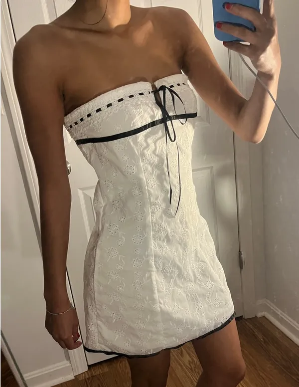 SheIn White strapless mini dress with black trim and tie detail. Size: XS - Image 2