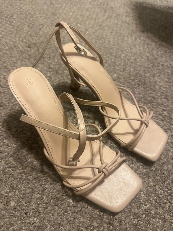 Tan Heels Size 8 - Image 2