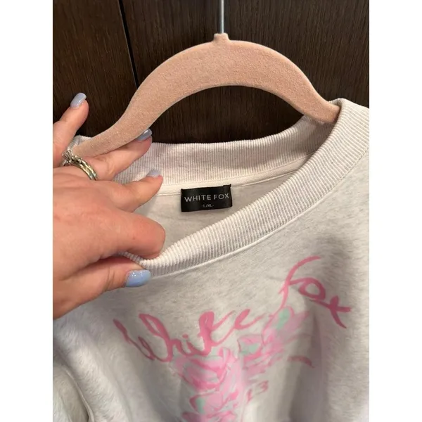 White Fox Boutique sweater features a pink floral graphic L-XL - Image 3