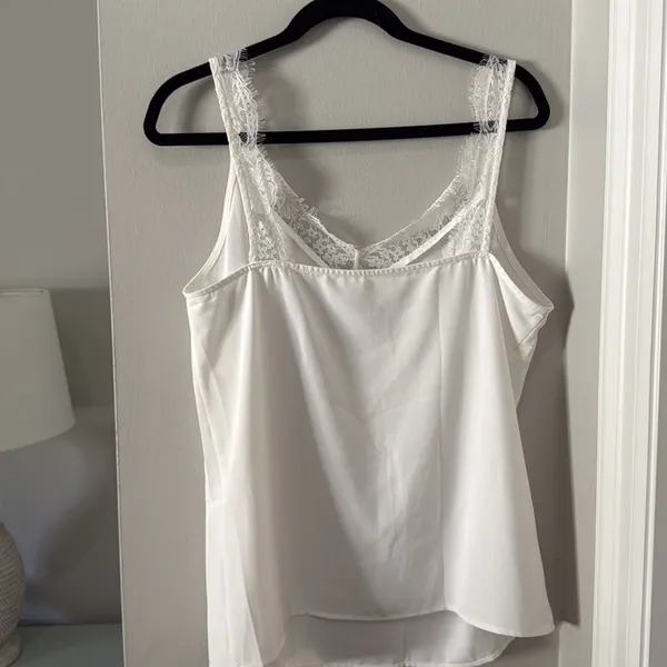 Lace white tank size medium - Image 3