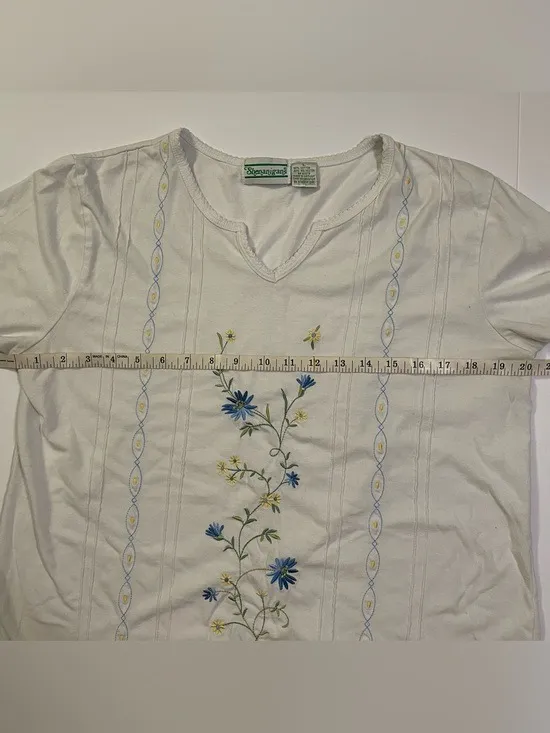 *Vintage* Shenanigans White Cotton Blend Tee with Embroidered Flowers size L - Image 7