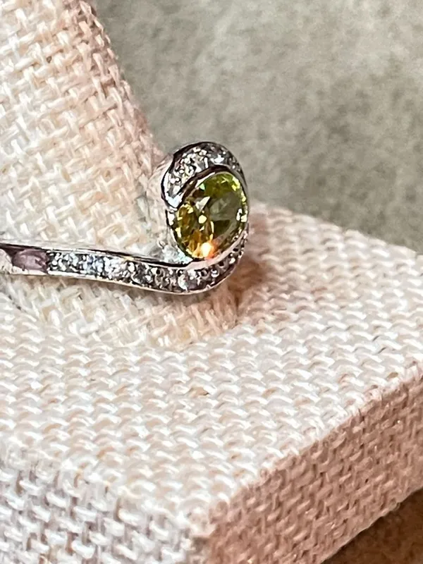 Vintage Y2K EDCO Silver Tone Simulated Peridot & White Crystal Swirl ByPass Ring - Image 3