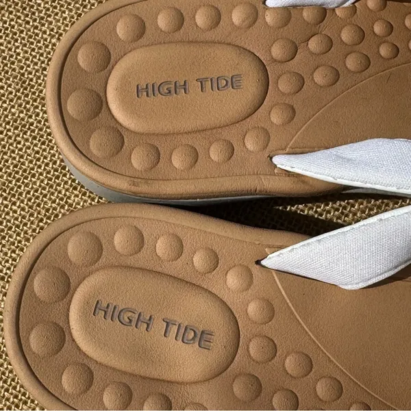 HIGH TIDE Women’s White and Tan Flip Flops Size 8 - Image 3