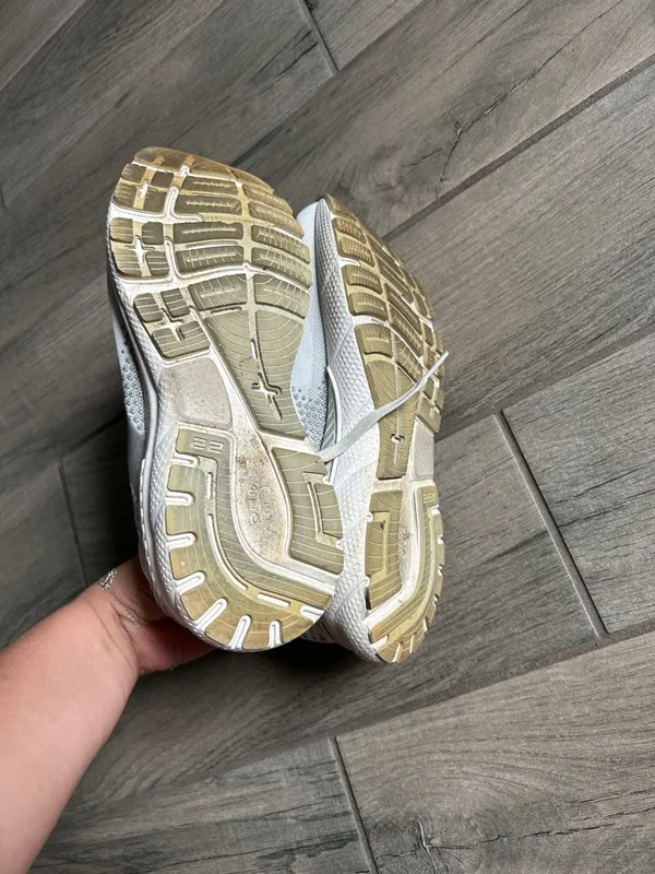 Brooks White and Gray Women's Running Sneakers - Image 5