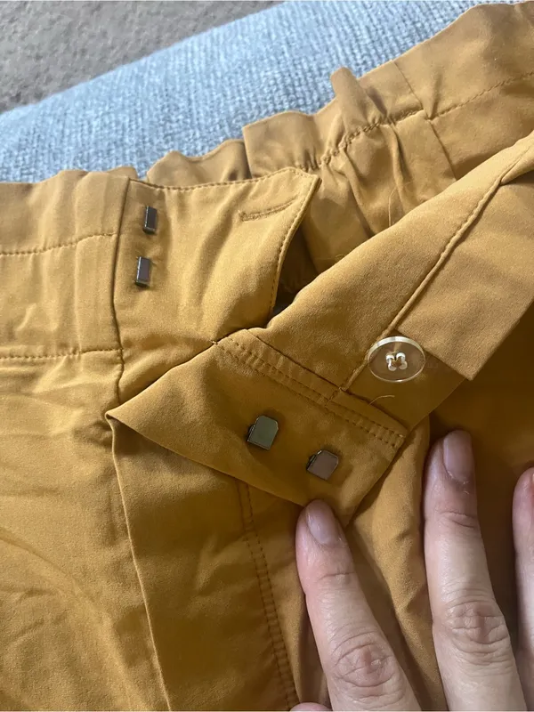 Athleta Golden Mustard High-Waist Pleated Women's Shorts - Image 3