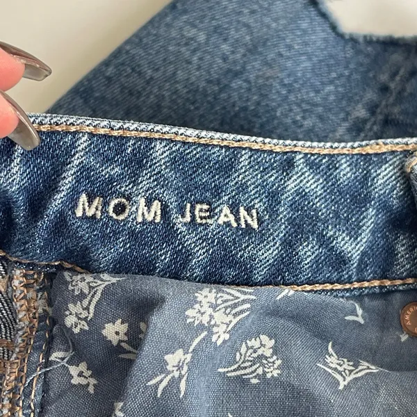 American Eagle Mom Jean Shorts Women's Size 00 Blue Denim Cut-Off Distressed - Image 3