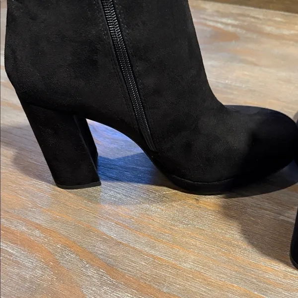 Steve Madden Black‎ Suede Block Heel Ankle Boots – Size 11 - Image 6