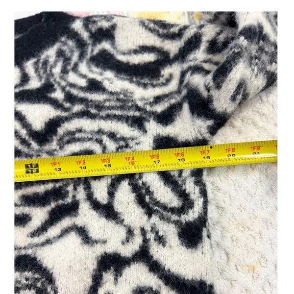 SO Goods For Life Zebra Print Pullover Sweater Women's‎ Large Knit Cozy - Image 7