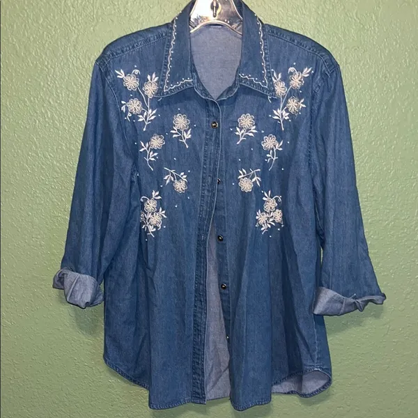 Vintage Floral Embroidered Denim Shirt with faux pearl details 80s 90s - Image 2