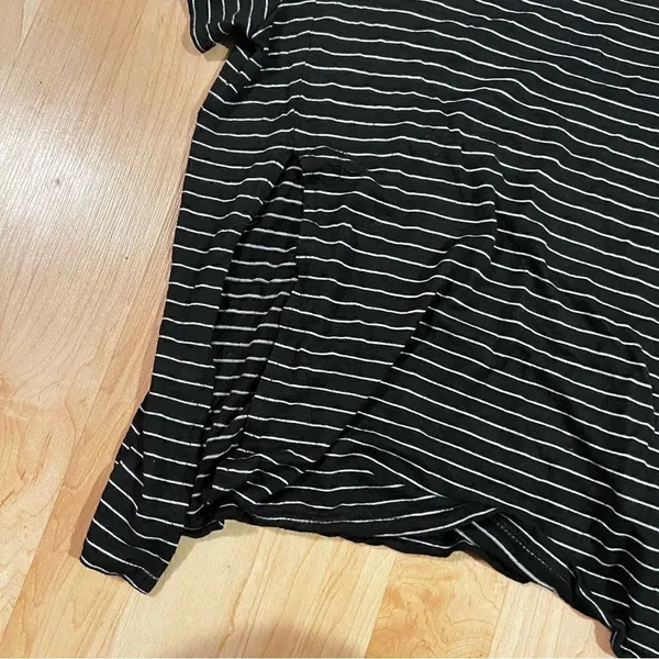 Le Lis Striped Split Side Short Sleeve T-Shirt Women’s Medium - Image 2