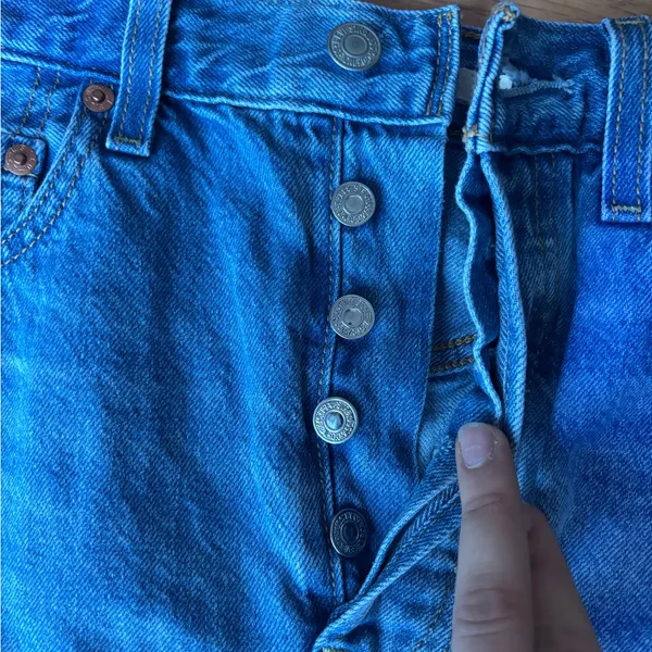 Levi’s Ribcage Denim Button-Front Skirt Medium Wash - Image 4