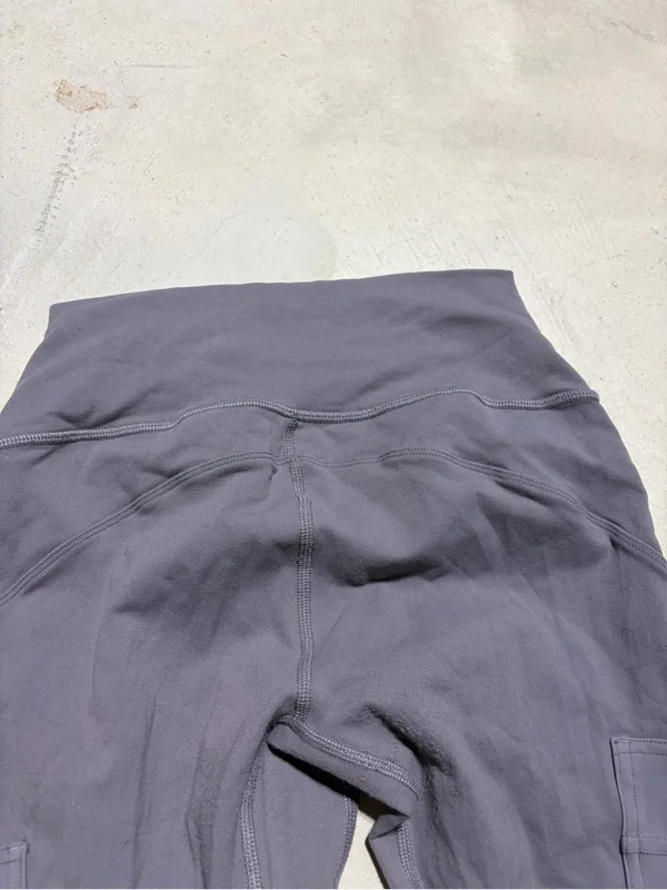 Alo yoga cargo Leggings small - Image 9