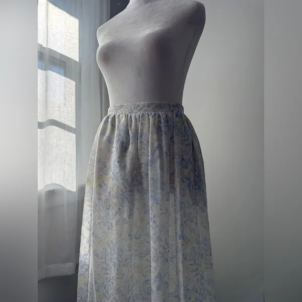 Vintage ‘80s TanJay by Nygard White Floral Print Elastic Waist Midi Skirt - Image 3