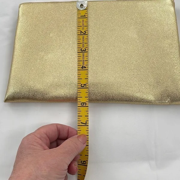 Shimmering Vintage faux leather gold clutch. - Image 4