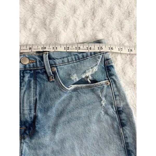 Good American Light Wash Denim 90s Cut Off Distressed Raw Hem Summer Shorts 4 - Image 5