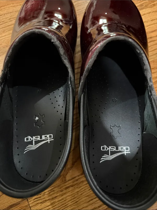 Dansko Glossy Wine Red Patent Clogs size 41 fits like a 10 like new - Image 4