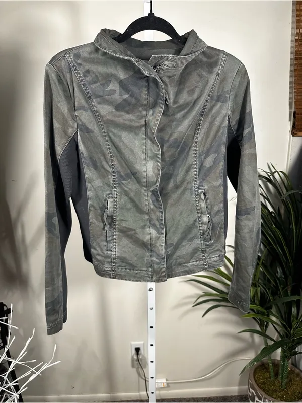 N123. Marrakech camo moto jacket, women’s size Small Green - Image 3