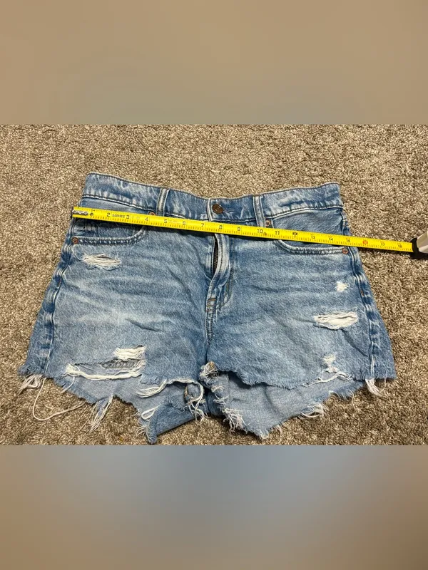 (American Eagle) High Rise Distressed Denim Shorts: Size 4 - Image 4
