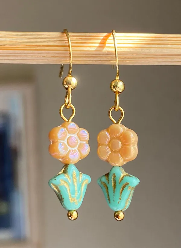 Handmade quality flower Czech glass beads unique fairy simple chic dangle earrings💐💚 - Image 2