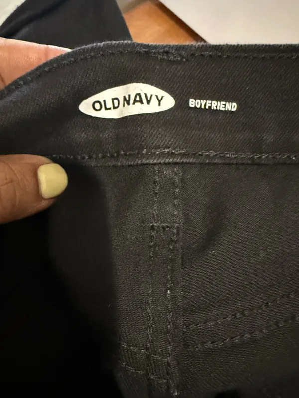 Old Navy Mid Rise Black Wash Ripped Boyfriend Jean Shorts Size 10 - Image 6