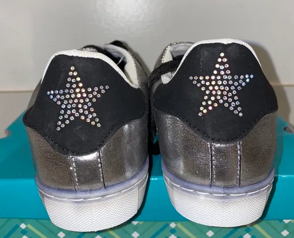 NIB Anna Gray/Black Star Cutout Sneakers 8 - Image 8