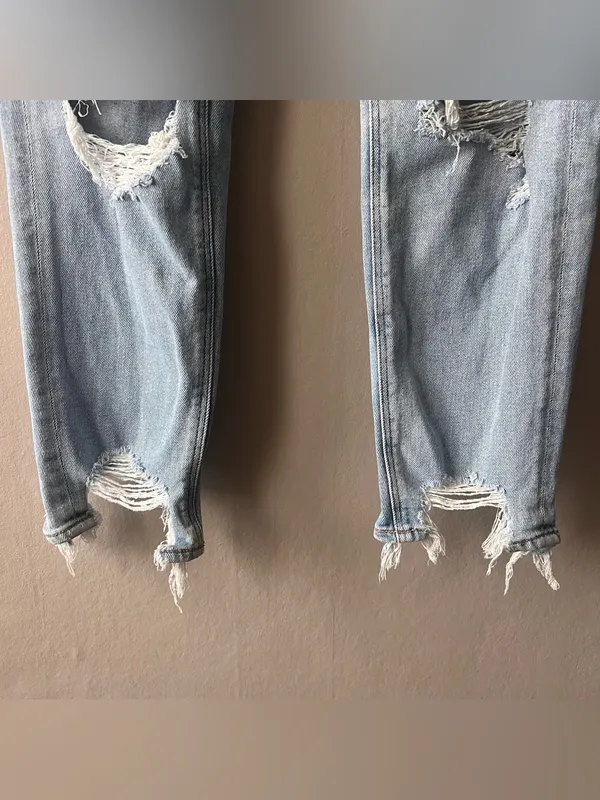 American Eagle Distressed Mom Jeans Size 6 - Image 4