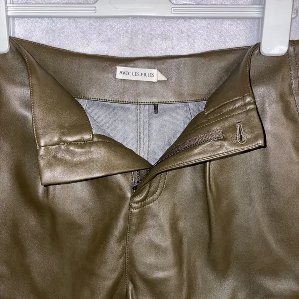 Avec Les Filles Olive Green Faux Leather high Waist Pleated Shorts‎ Size S - Image 6