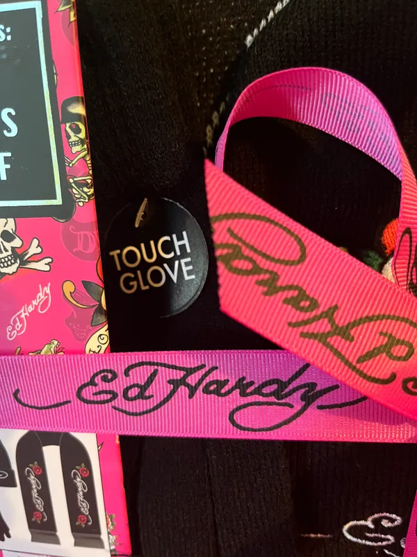 Ed Hardy Hat,Scarf And Gloves Gift Set - Image 4