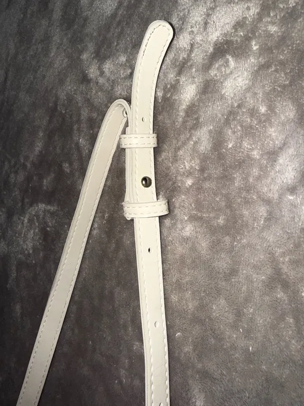 Minimalist Vintage-Style Cream Leather Turnlock Crossbody Bag - Image 4
